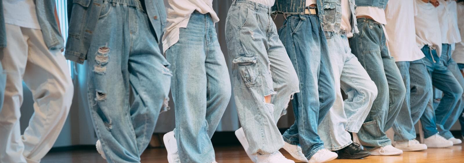 セカンドストリートで中古品をリユース活用し、衣料品やブランド品を選ぶ利用者のイメージ