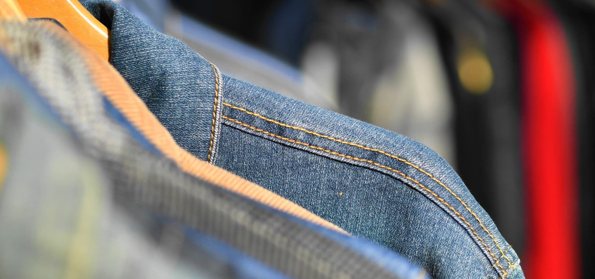 セカンドストリートのリユースを紹介するトップ画像。オンライン通販画面と実店舗の売り場を対比し、購入方法の違いを示しているイメージ