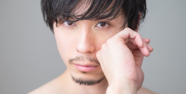 ゴリラクリニックの脱毛について料金や効果、注意点を比較しながら検討している男性のイメージ