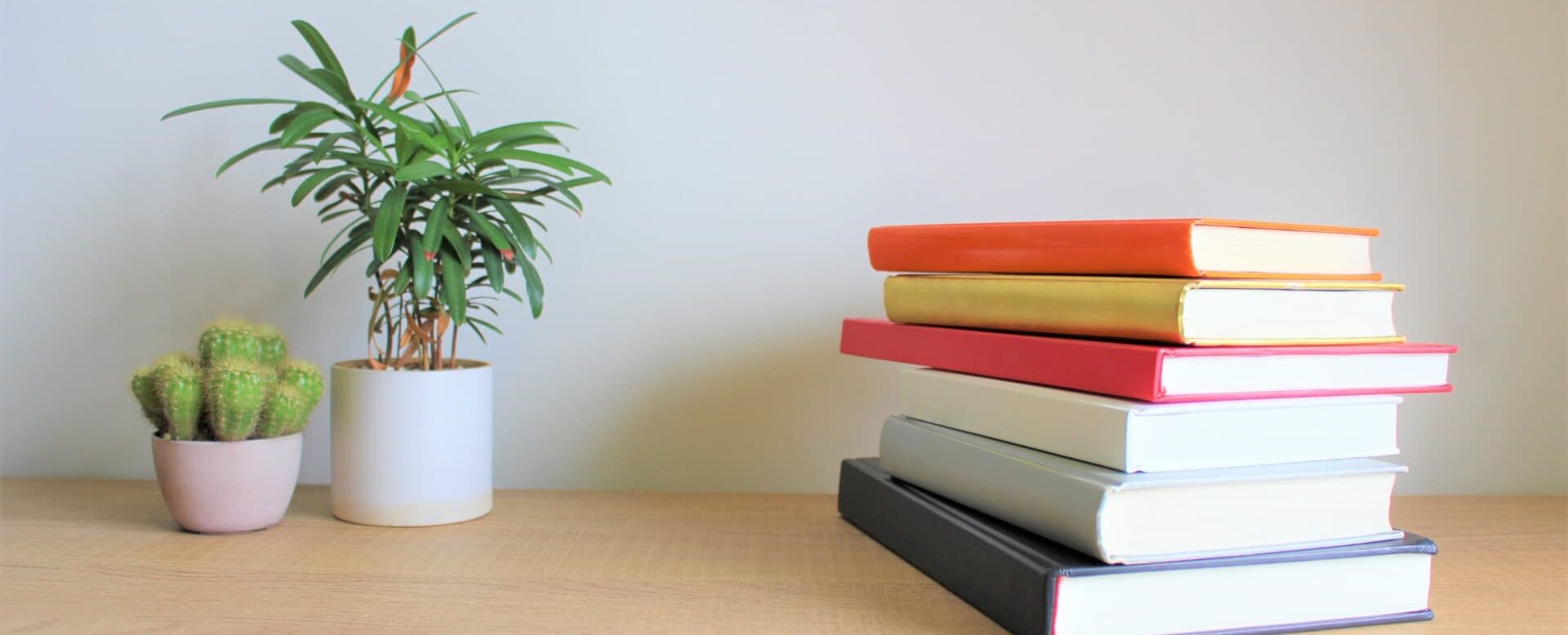 レンタで電子書籍をすぐ読む手順をスマホ画面で確認しているイメージ。登録から閲覧までの流れや料金の仕組みが分かる利用ガイド