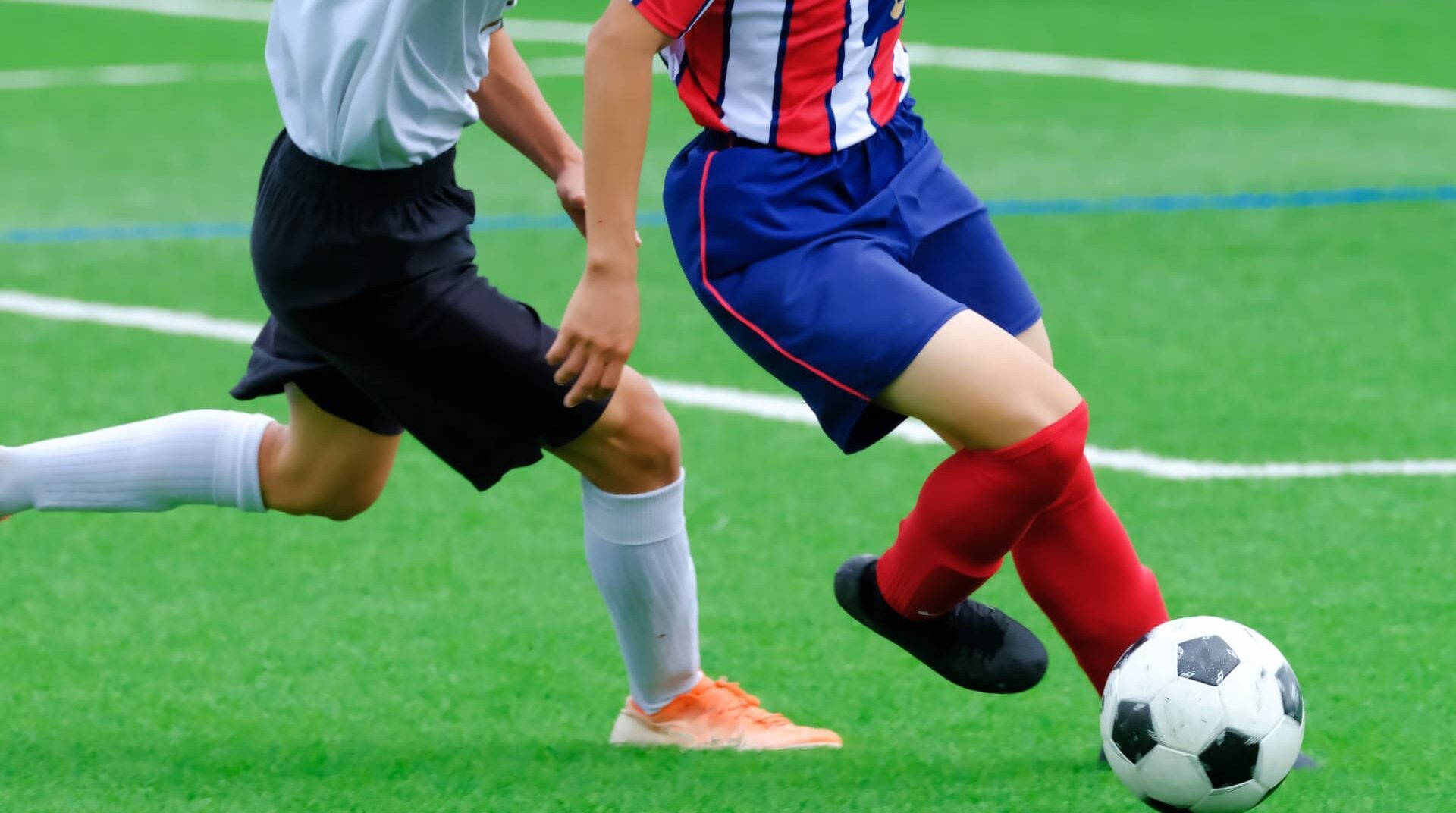 スーパースポーツゼビオで探せるスポーツ用品を競技別に比較しながら確認しているイメージ